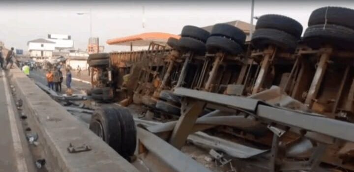 Truck Overturns Near Circle Overhead, Causes Heavy Traffic; No Injuries Recorded