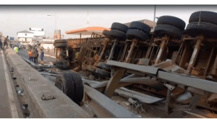 Truck Overturns Near Circle Overhead, Causes Heavy Traffic; No Injuries Recorded